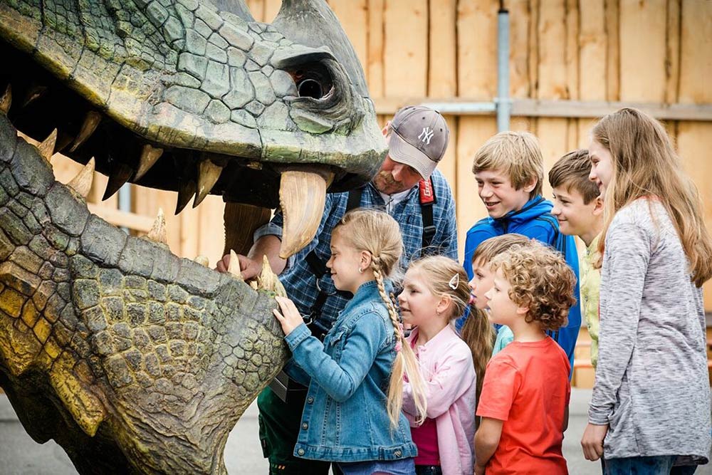 Familienurlaub Bayerischer Wald: Kinder entdecken das Maul des High-Tech Drachen Tradinno