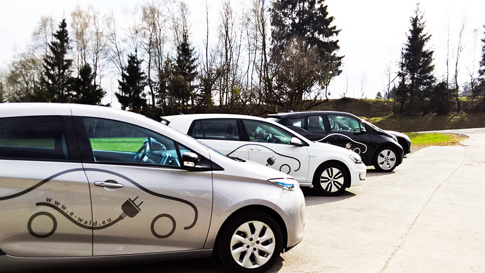 Geschäftsreise Bayerischer Wald: E-Carsharing Parkplatz mit E-Cars der E-WALD GmbH