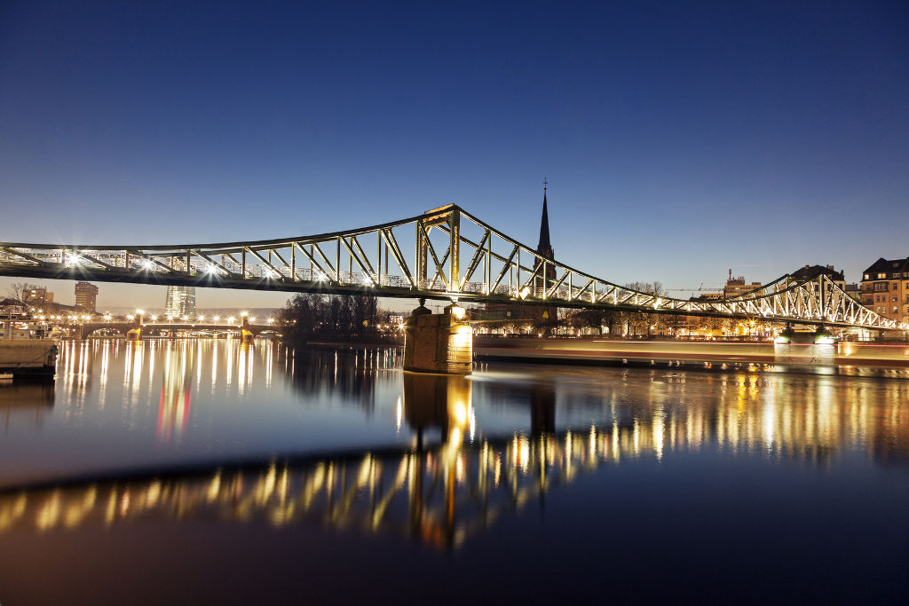 Frankfurt Sachsenhausen: Der Eiserne Steg in Frankfurt bei Nacht