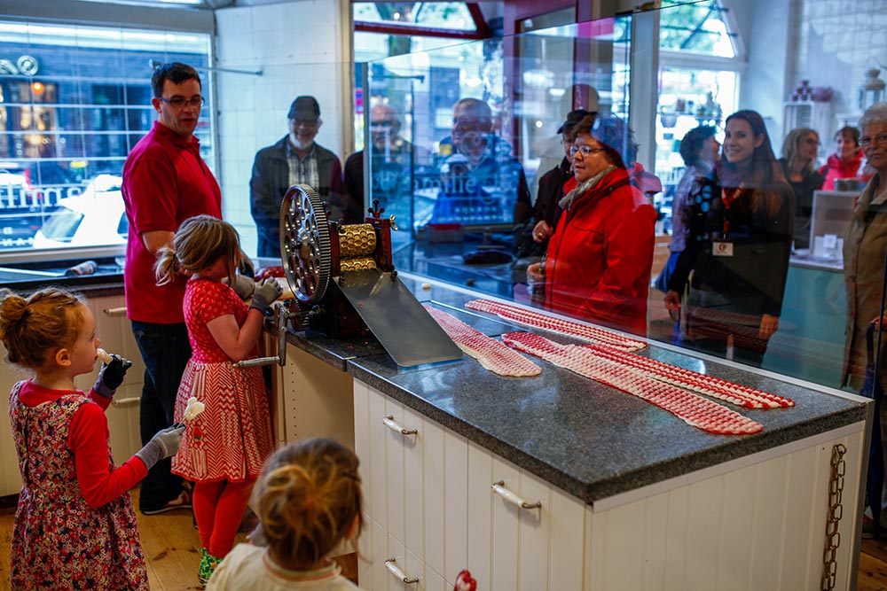 Hamburg mit Kindern: Kinder bei Bonbonproduktion in Bonbonmanufaktur