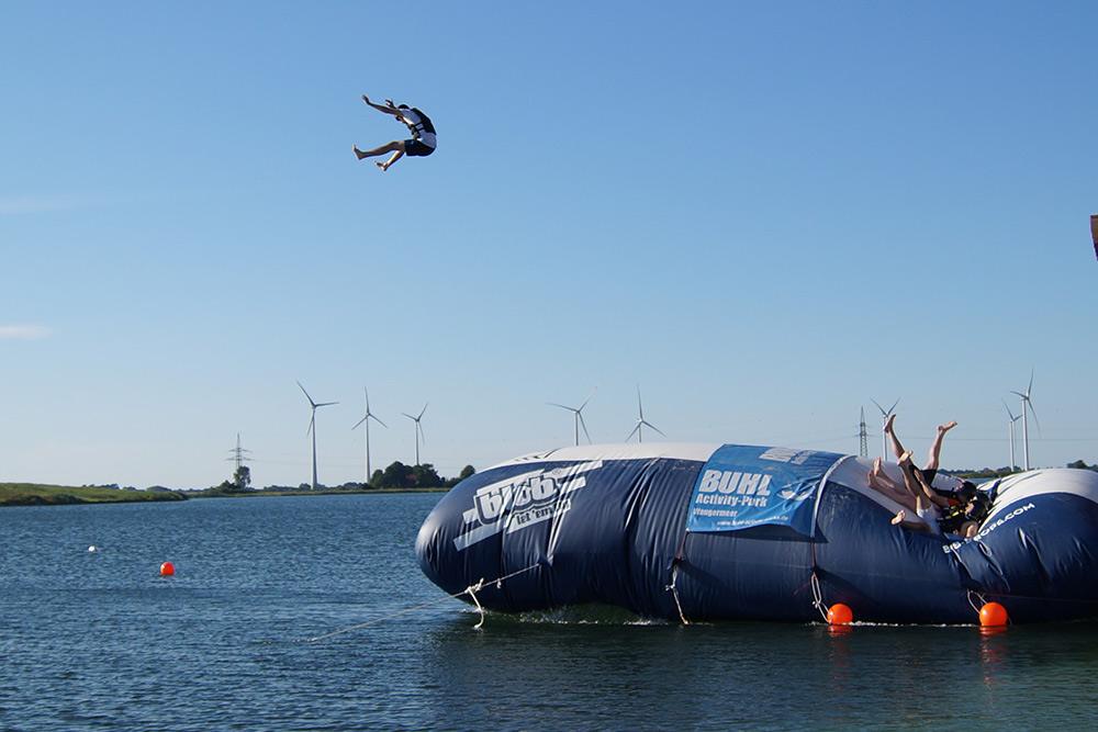 Wassersport Nordsee: Blick auf Wangermeer mit Blobbing Luftkissen