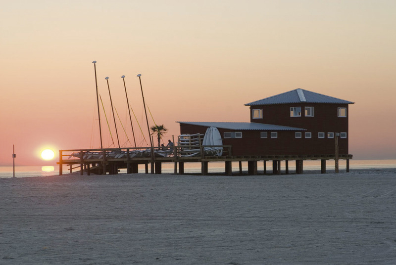 Wassersport Nordsee: Wassersportzentrum in St. Peter-Ording bei Sonnenuntergang