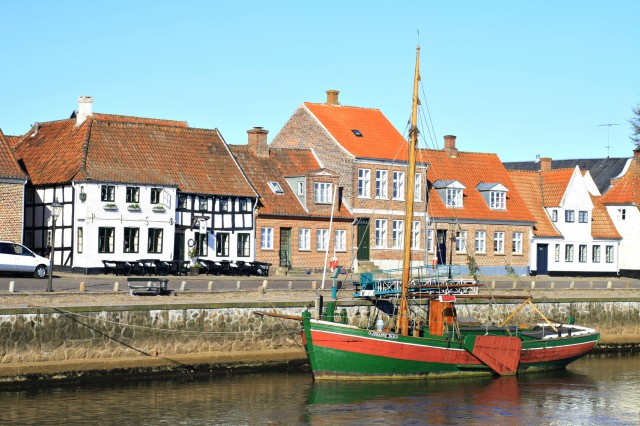 Kulisse der dänischen Stadt Ribe mit Schiff und Häuserfront